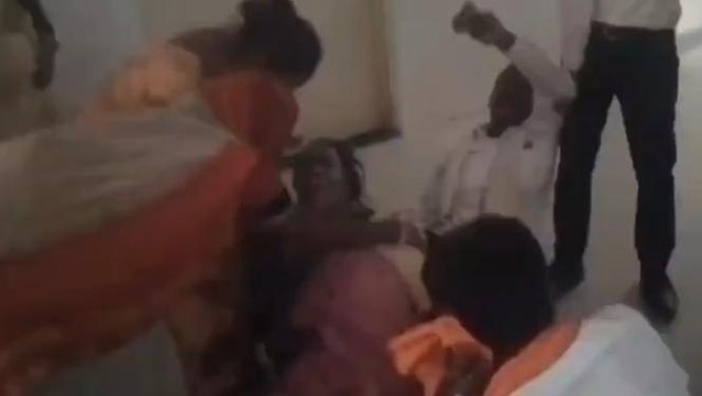 मातम में बदली शादी की खुशियां, बाइक से गिरकर महिला की मौत, जानें पूरा मामला