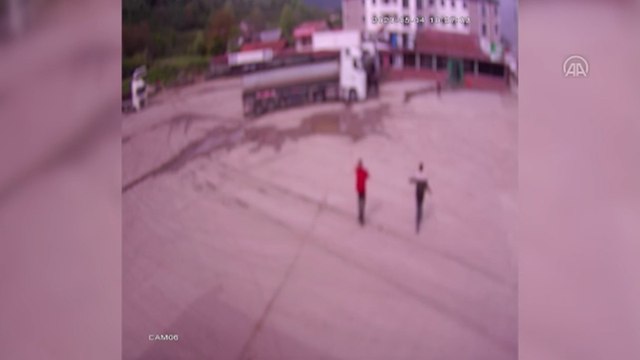 Sürücüsünün manevra yapmasına yardımcı olduğu akaryakıt tankerinin altında kalan kişi ağır yaralandı