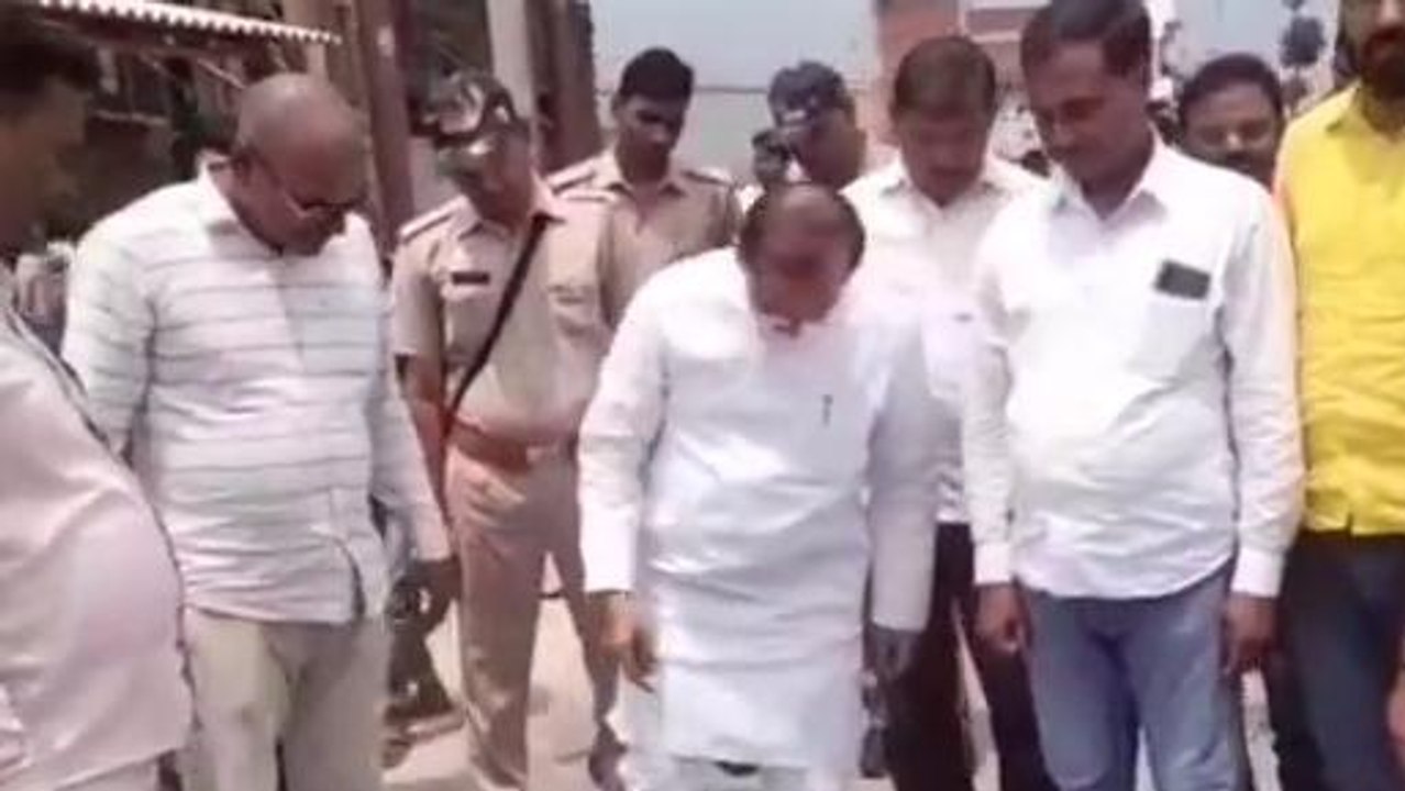 सुलतानपुर: विधायक की जांच में सड़क निर्माण की खुली पोल, जूते की ठोकर से उखड़ी सड़क