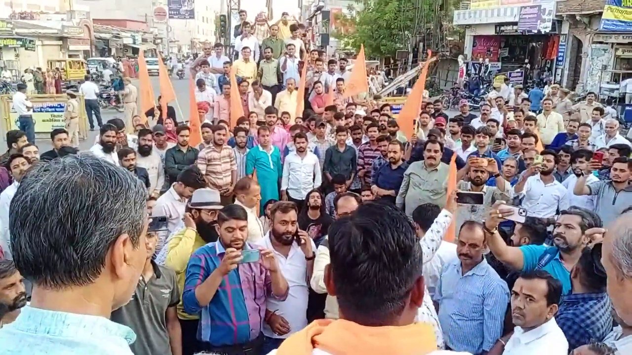 VIDEO : बजरंग दल का विरोध : हनुमान चालीसा का पाठ कर प्रदर्शन