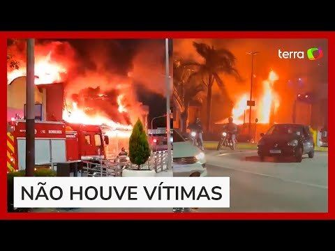 Incêndio de grandes proporções atinge lojas em Barueri (SP)