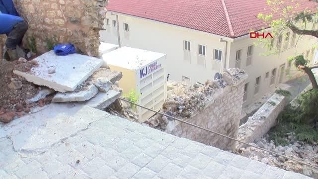 İSTANBUL-BEYOĞLU'NDA İSTİNAT DUVARI OKULUN BAHÇESİNE ÇÖKTÜ, 3 BİNA BOŞALTILARAK MÜHÜRLENDİ