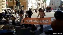 A Roma gli attivisti Ultima Generazione si spogliano per il clima