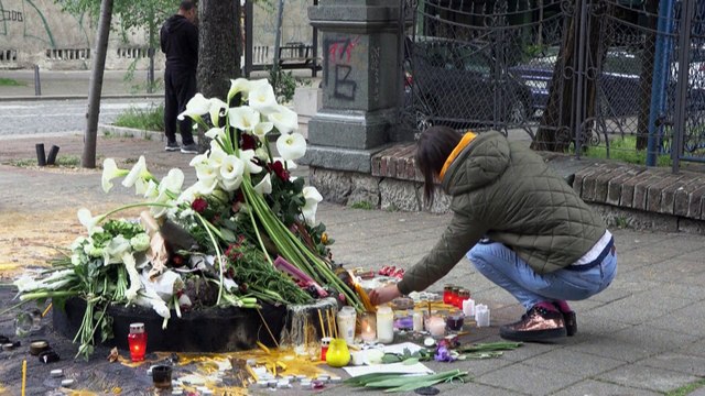 Belgrado, fiori e candele fuori dalla scuola Vladislav Ribnikar per le vittime della sparatoria