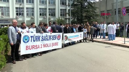 YAPTIĞI AMELİYATLA TIP LİTERATÜRÜNE GİREN PROFESÖRĞN DARP EDİLMESİ PROTESTO EDİLDİ