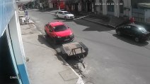 VÍDEO: motorista por app é jogado de carro durante assalto em Maceió