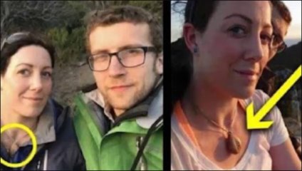 LE DA A SU NOVIA UN COLLAR Y 2 AÑOS DESPUÉS ELLA GRITA AL DARSE CUENTA DE LO QUE HAY DENTRO