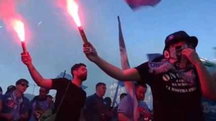 Ambiente festivo en los aledaños del estadio del Nápoles