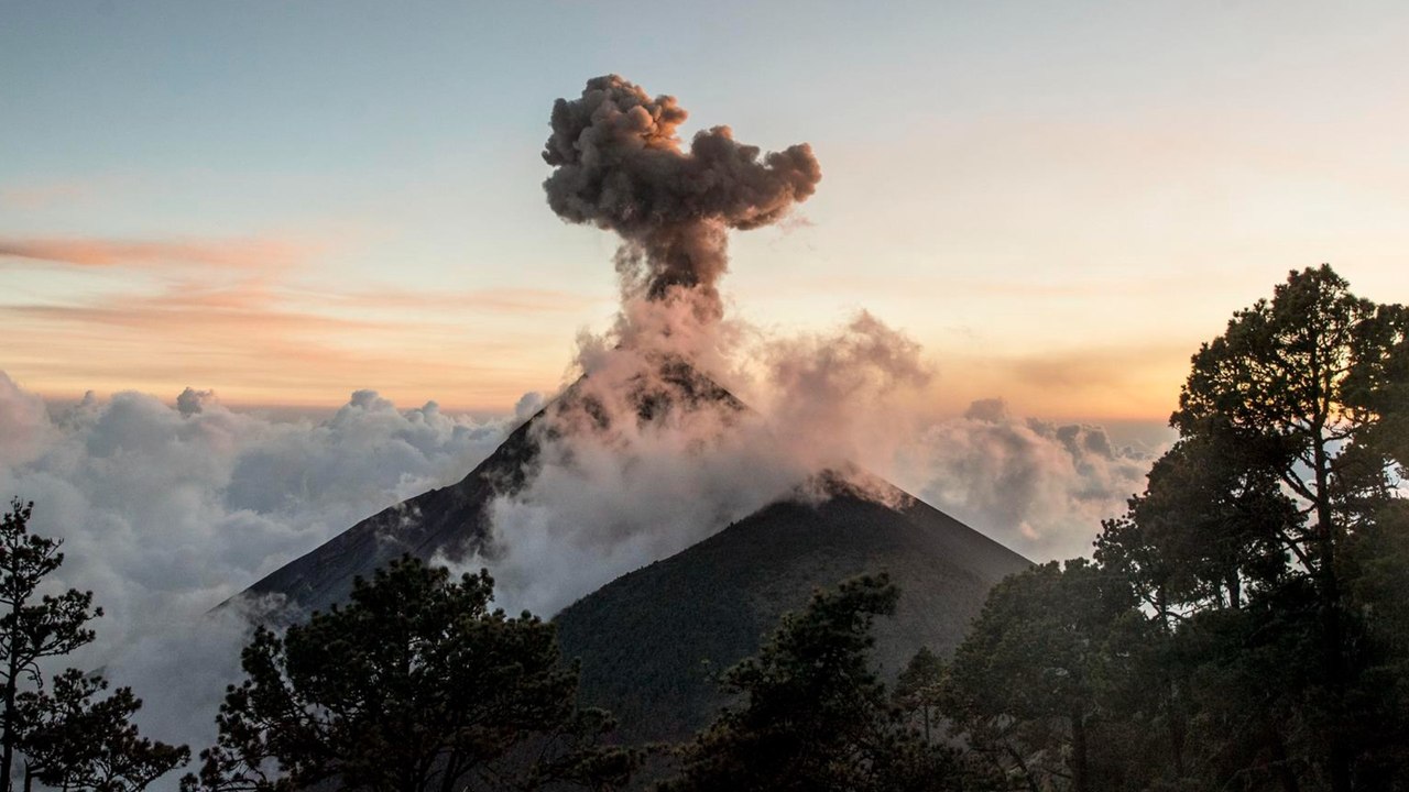 Alerta en Guatemala ante la actividad de un volcán de fuego; comenzó a hacer erupción