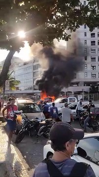 RJ: Carro pega fogo e assusta banhistas e moradores de Ipanema