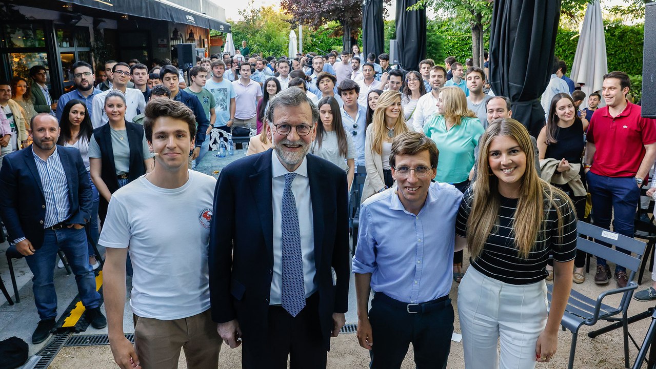 Rajoy se apunta a un 'tardeo' con Almeida y las Nuevas Generaciones del PP