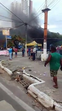 Moradores da Cambona fecham via em protesto