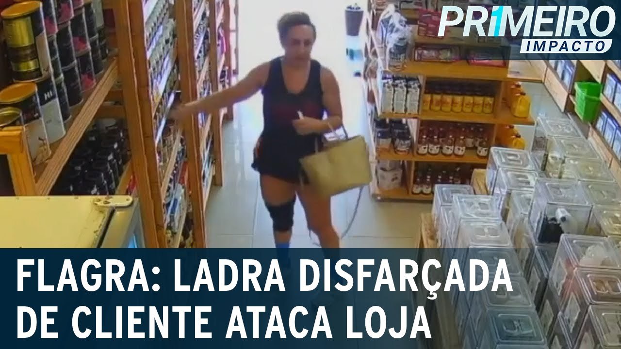 Flagra: ladra disfarçada de cliente pega produto e coloca na bolsa