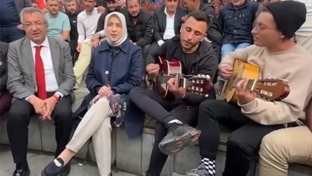 AK Partili Özlem Zengin ile CHP'li Engin Altay gençlerle birlikte Gesi Bağları türküsünü söyledi