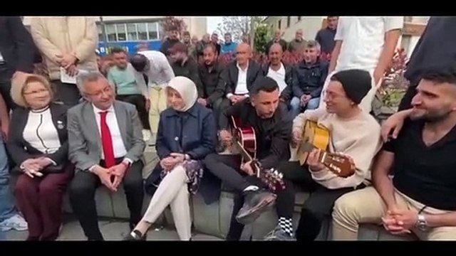 AKP'li Özlem Zengin ve CHP'li Engin Altay birlikte şarkı söyledi