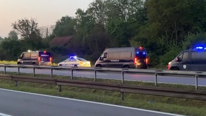 세르비아 또 총기난사...달리는 차에서 총 쏘고 도주 / YTN