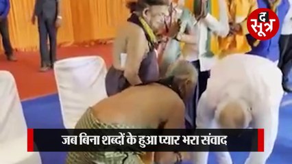 पद्म पुरस्कार से सम्मानित दो विभूतियों से मोदी मिले तो शब्द नहीं, भावनाएं उमड़ीं, PM ने छूए पैर