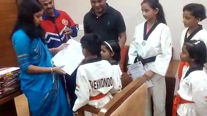 Скачать видео: Collector honored Taekwondo players