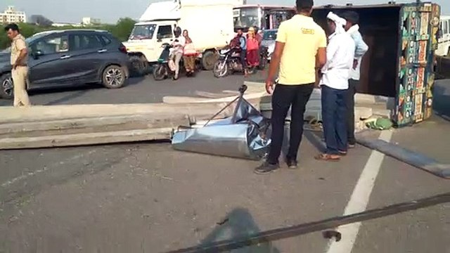 प्रियंका गांधी के दौरे से पहले रोड पर हादसा, ट्रैक्टर - ट्रॉली पलटी