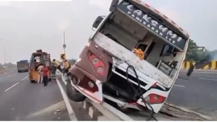 উঃদিনাজপুরঃ ডিভাইডারে উঠলো যাত্রীবাহী বাস! ঘটলো সাংঘাতিক ঘটনা