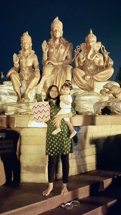 Baby con Mandir gurte alo.