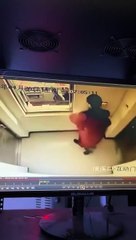 Download Video: 2 personnes se retrouvent coincées dans un ascenseur avec un rat... mauvais moment