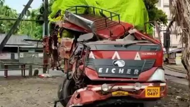 বিকট শব্দ! মুখোমুখি সংঘর্ষে দুমড়ে-মুচড়ে গেলো গাড়ি...রক্তাক্ত চালক