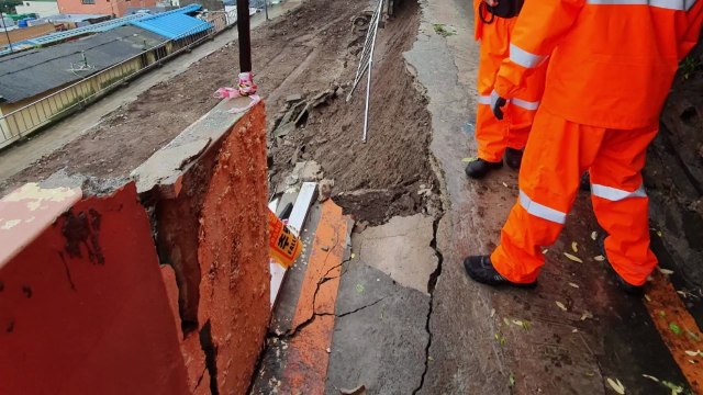 옹벽 무너지고 토사 유출...남부지방 장대비에 농작물 피해도 우려 / YTN