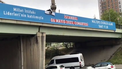İstanbul'da otobana Gaffar Okan pankartı asıldı