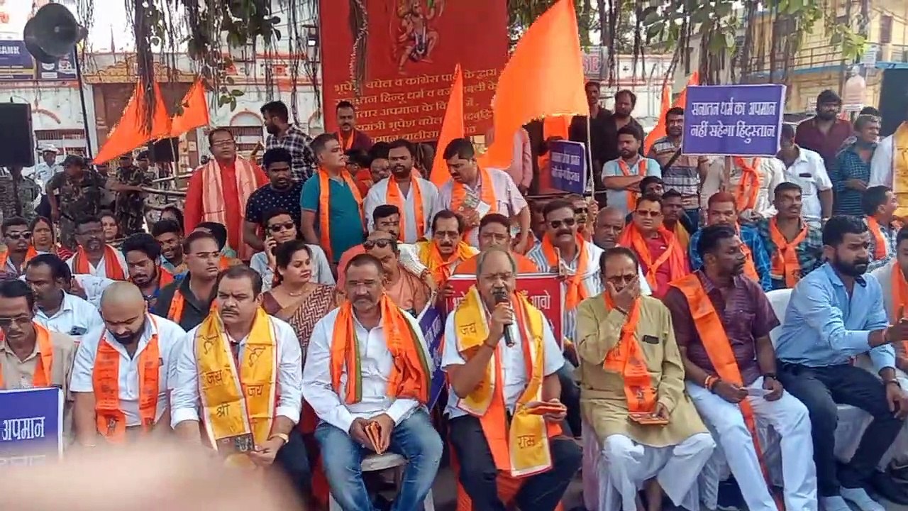 मुख्यमंत्री को सद्बुद्धि देने किया गया सामूहिक हनुमान चालीसा पाठ, बृजमोहन अग्रवाल भी हुए शामिल
