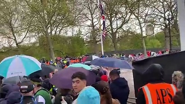 Súditos e turistas se aglomeram em frente ao Palácio de Buckingham à espera da coroação do rei Charles III