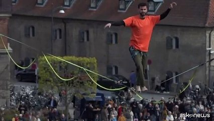 In equilibrio su un filo di 160 m sopra il porto di Copenaghen
