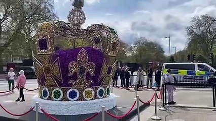 Súditos e turistas se aglomeram em frente ao Palácio de Buckingham à espera da coroação do rei Charles III