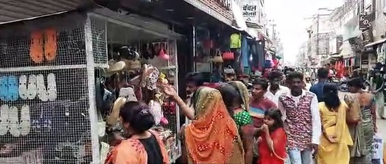 बाजार में खरीददारी करते लोग