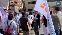 Los médicos abordan al consejero de Sanidad de Puig en plena calle- 