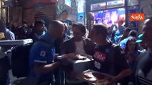 Scudetto Napoli, pausa pizza per i tifosi tra primo e secondo tempo della sfida contro l'Udinese