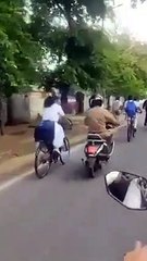 ਸਕੂਲੀ ਵਿਦਿਆਰਥਣ ਦਾ ਪਿੱਛਾ ਕਰਦੇ ਹੋਏ ਪੁਲਿਸ ਮੁਲਾਜ਼ਮ, ਦਾ ਵੀਡੀਓ ਹੋਇਆ ਵਾਇਰਲ