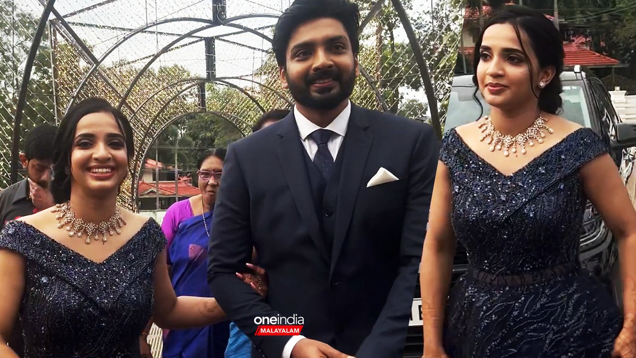 നിലയിൽ തിളങ്ങി തേജസിന്റെ കൈ മുറുകെ പിടിച്ച് കയറുന്ന മാളവിക | Malavika Krishnadas Wedding Reception