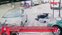 Motosikletin otomobile çarptığı anlar kameraya yansıdı