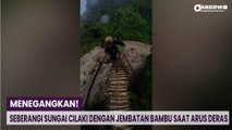 Menegangkan! Seberangi Sungai Cilaki dengan Jembatan Bambu saat Arus Deras