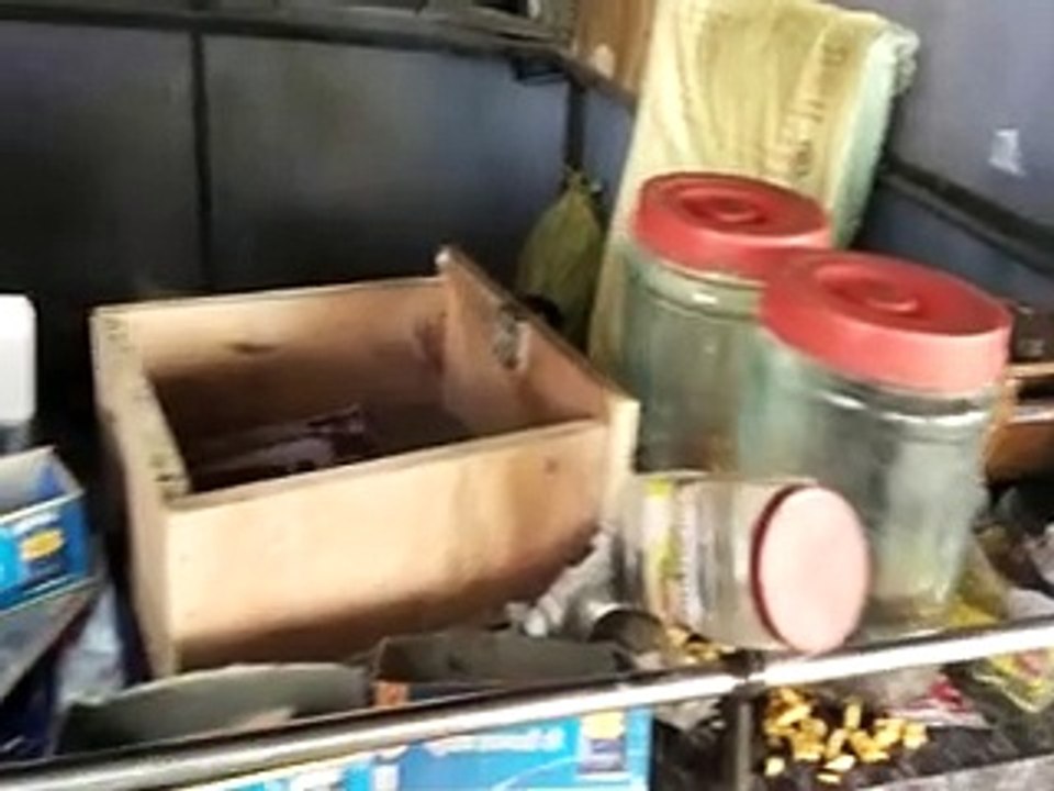 video: चोरों ने तोड़े तीन दुकानों के शटर, खाने...
