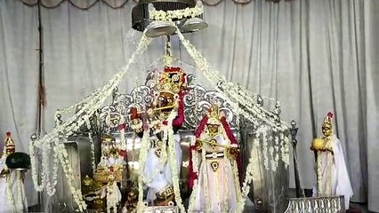गोविंददेव जी मंदिर में धवल पोशाक में ठाकुर जी एवं राधा रानी ने हाथ में थामी सोने की पिचकारी