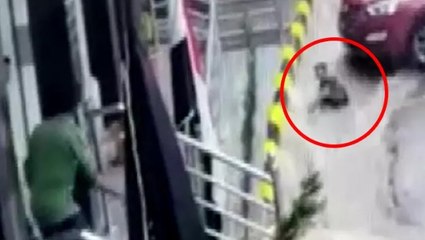 Yemen’de sel sularına kapılan çocuk son anda kurtarıldı