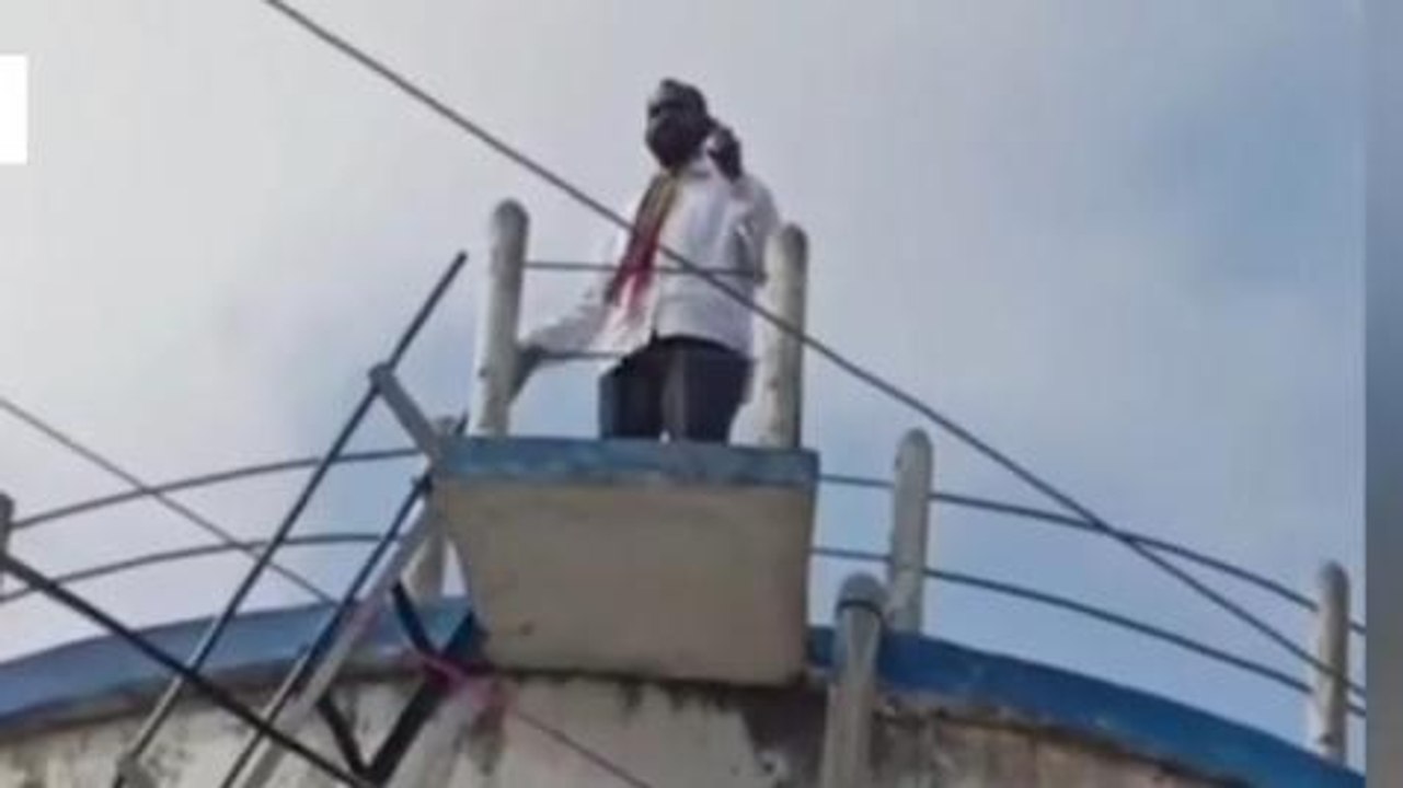 పెద్దపల్లి: వాటర్ ట్యాంక్ ఎక్కి మాజీ సర్పంచ్ నిరసన.. ఎందుకంటే..!