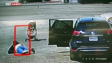 Yola savrulan bebeği son anda kurtardılar