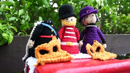 Cruel vandal 'beheads' knitted figures of the king placed on a postbox toppers in Worcester