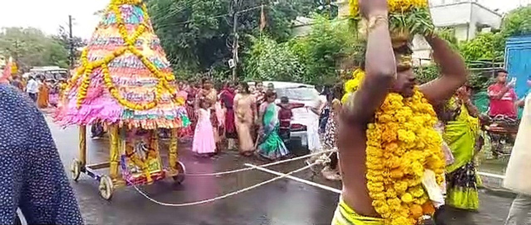 मन्नत पूरी होने पर खींचा रथ