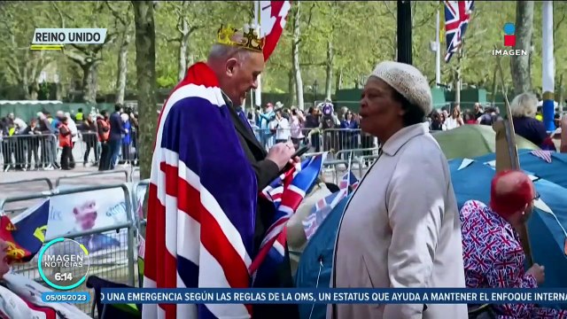 Los príncipes de Gales toman el metro y visitan popular bar de Londres