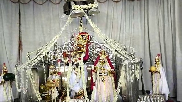 चांदी के फव्वारों से जल वर्षा, गोविंददेवजी ने की जलयात्रा, गूंज उठे राधे—राधे के जयकारे