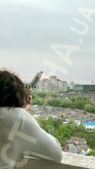 Bayraktar TB2’yi balkonundan ateş ederek düşürmeye çalıştı!